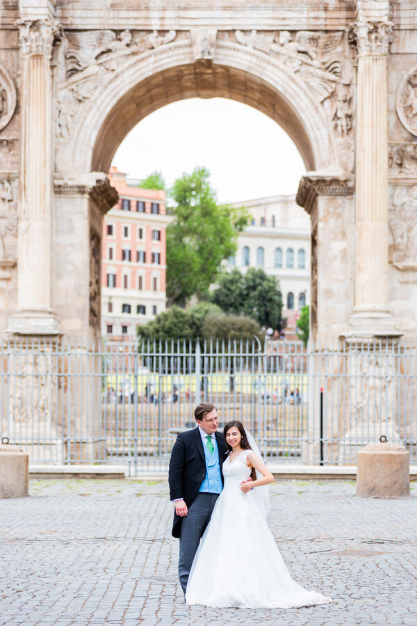 Newly-wed couple at the Constantine Arch during their Sposi Novelli photo shoot