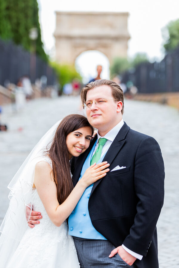 Beautiful photo of newly-weds in Via Sacra, near the Colosseum, during their Sposi Novelli photo session