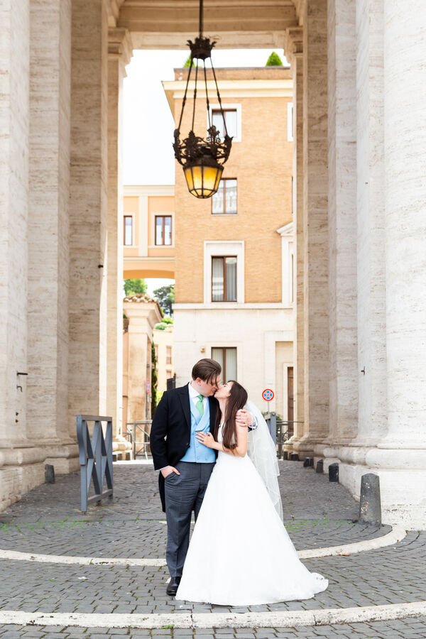 Sposi Novelli kissing passionately in Saint Peter's Square